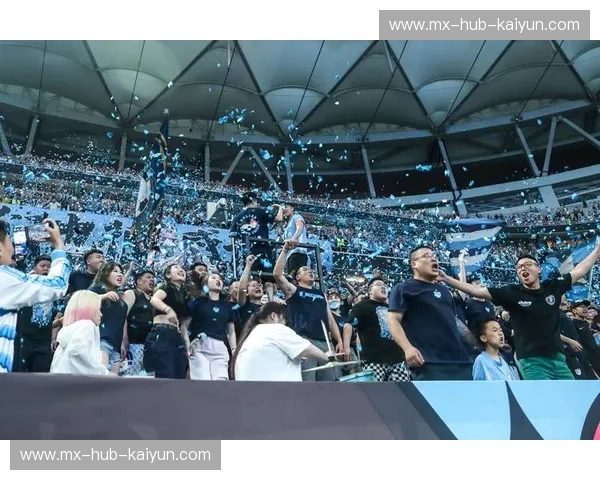 开云体育球迷看台花絮:热血在看台升起的瞬间